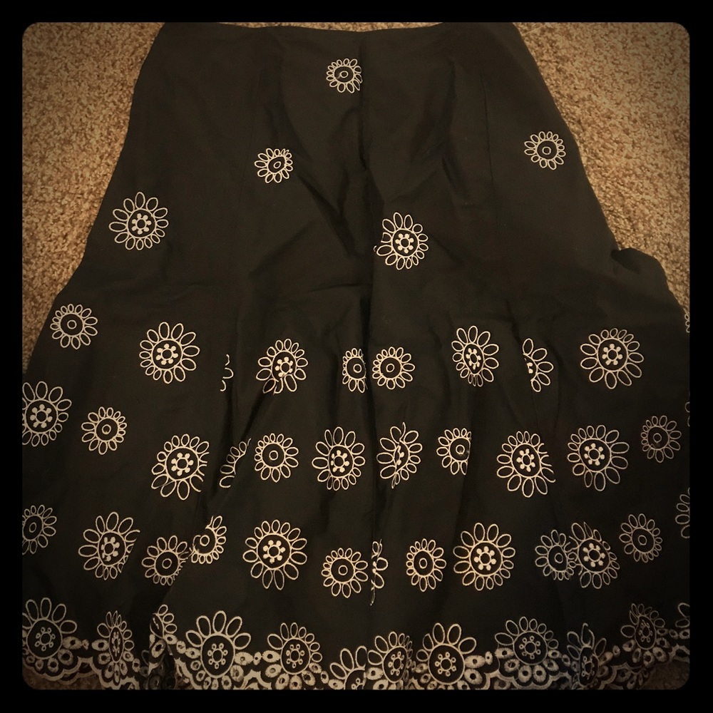 Black skirt with embroidered flowers